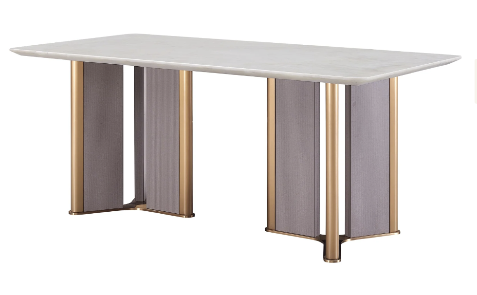 Mesa de comedor rectangular de mármol blanco con base dorada y paneles en tela taupe