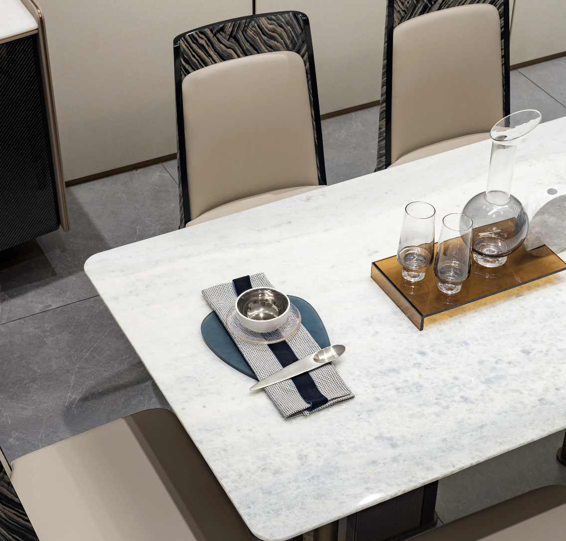 Mesa de comedor rectangular de mármol blanco con base dorada y paneles en tela taupe - Imagen 2